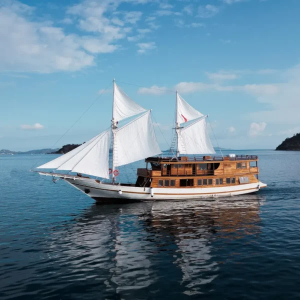 Sundari Voyage Phinisi Boat Charter exterior | Komodo Luxury