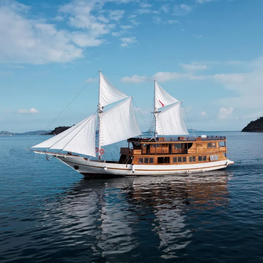 Sundari Voyage Phinisi Boat Charter exterior | Komodo Luxury