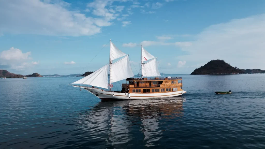 Sundari Voyage Phinisi Boat Charter exterior | Komodo Luxury