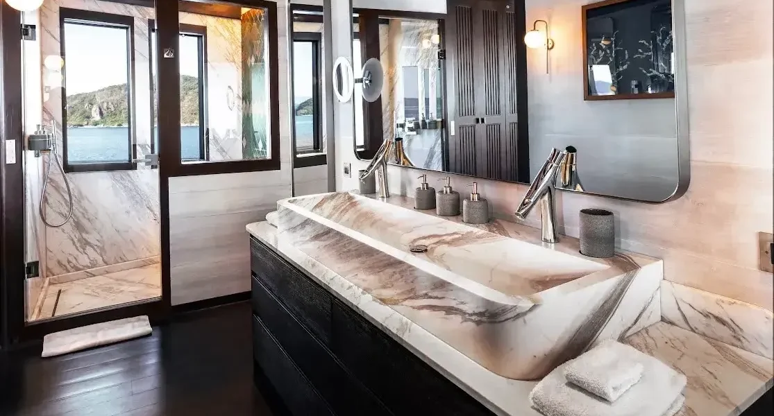 Vela Phinisi Boat Charter | Bathroom Master Cabin | Komodo Luxury