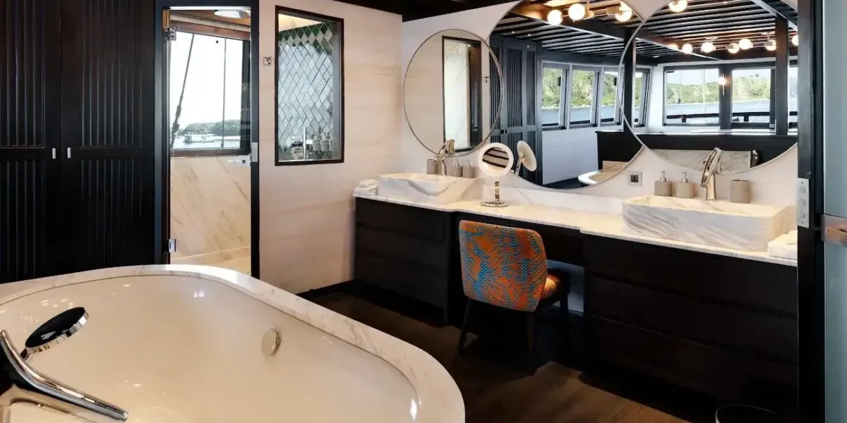 Vela Phinisi Boat Charter | Bathroom Owner’s Suite | Komodo Luxury