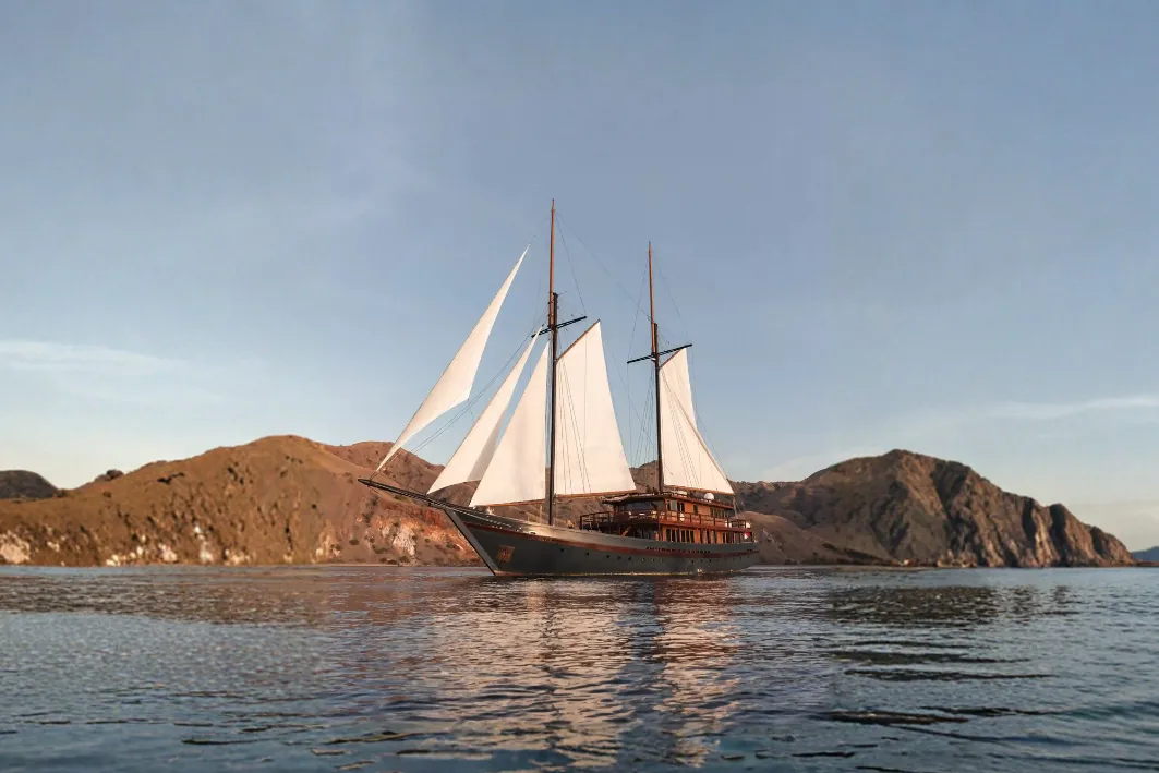 Vela Phinisi Boat Charter | Exterior | Komodo Luxury