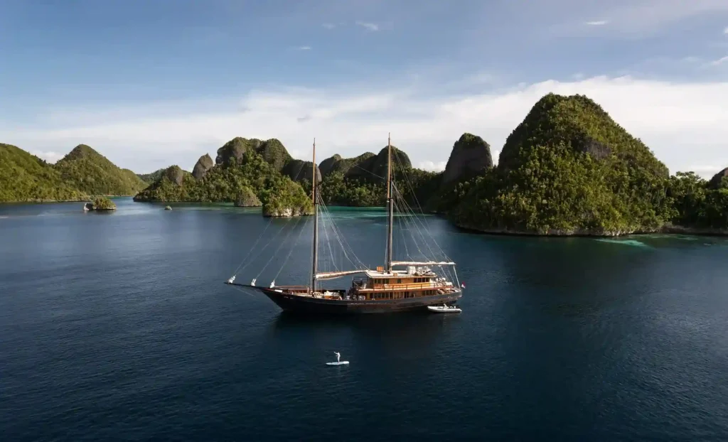 Vela Phinisi Boat Charter Raja Ampat | Komodo Luxury