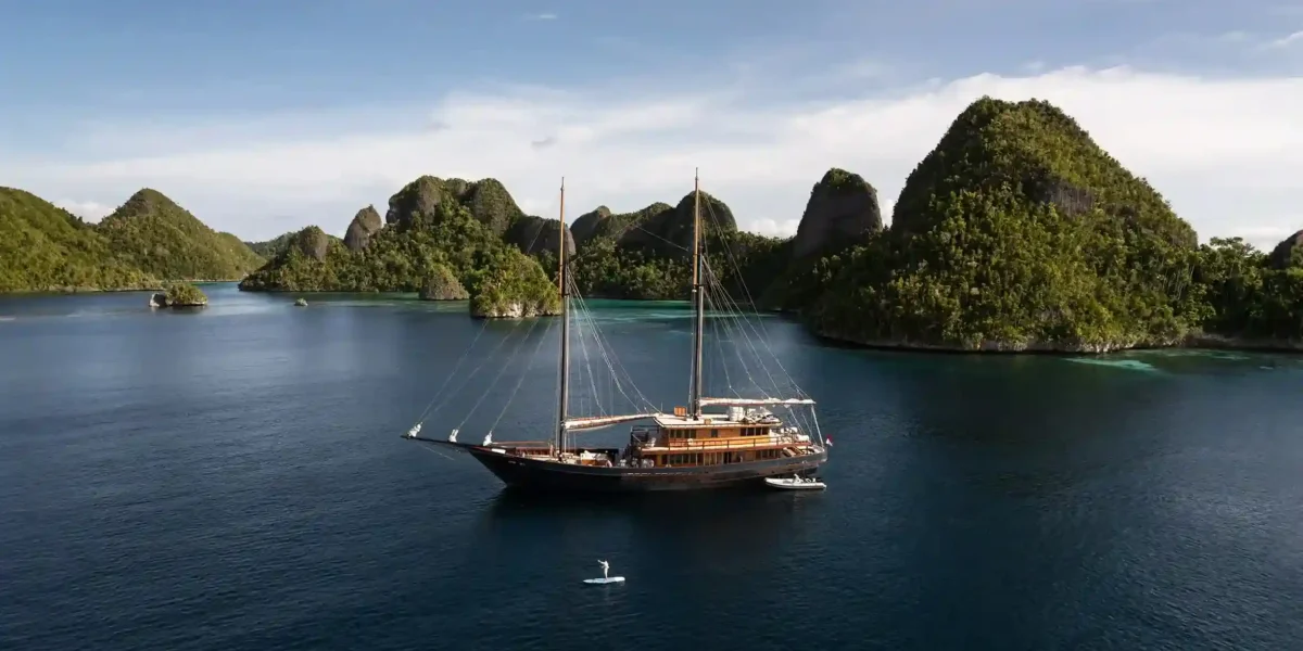 Vela Phinisi Boat Charter Raja Ampat | Exterior | Komodo Luxury
