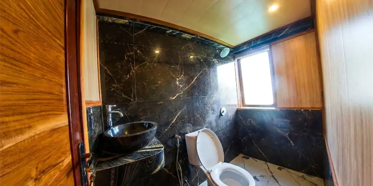Family Cabin Naturalia Cruise Bathroom | Komodo Tour | Komodo Luxury