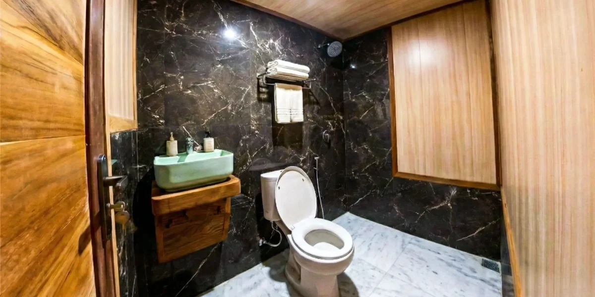 Master Cabin Bathroom Naturalia Cruise Phinisi Boat Charter | Komodo Tour | Komodo Luxury