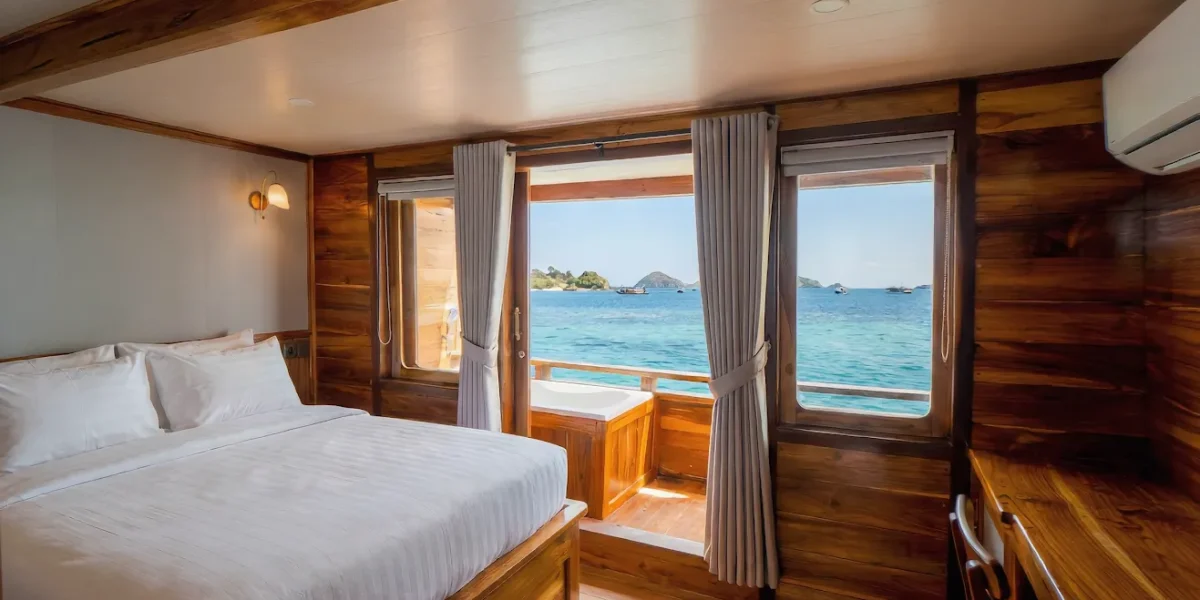 Suite Cabin 1 Naturalia Cruise Phinisi Boat Charter | Komodo Tour | Komodo Luxury
