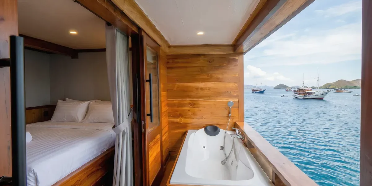 Suite Cabin 1 Bathtub Naturalia Cruise Phinisi Boat Charter | Komodo Tour | Komodo Luxury