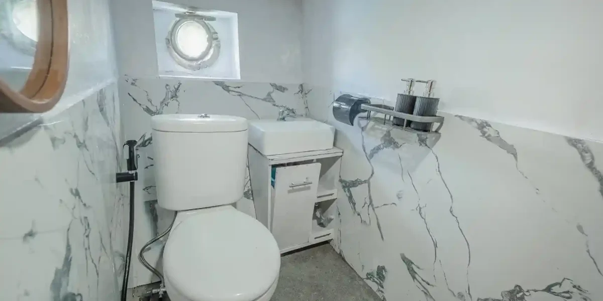cabin 7 bathroom Ahsana Liveaboard boat charter4