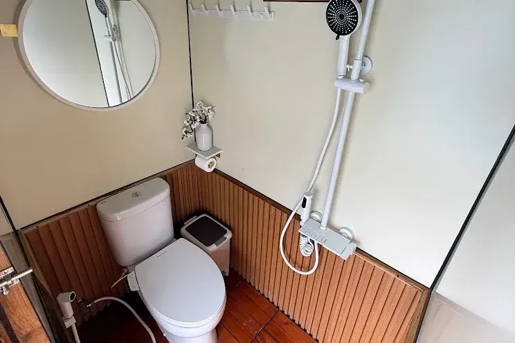 Kimochi Voyage II Boat Charter | Kimochi Voyage II - Bathroom | Komodo Luxury
