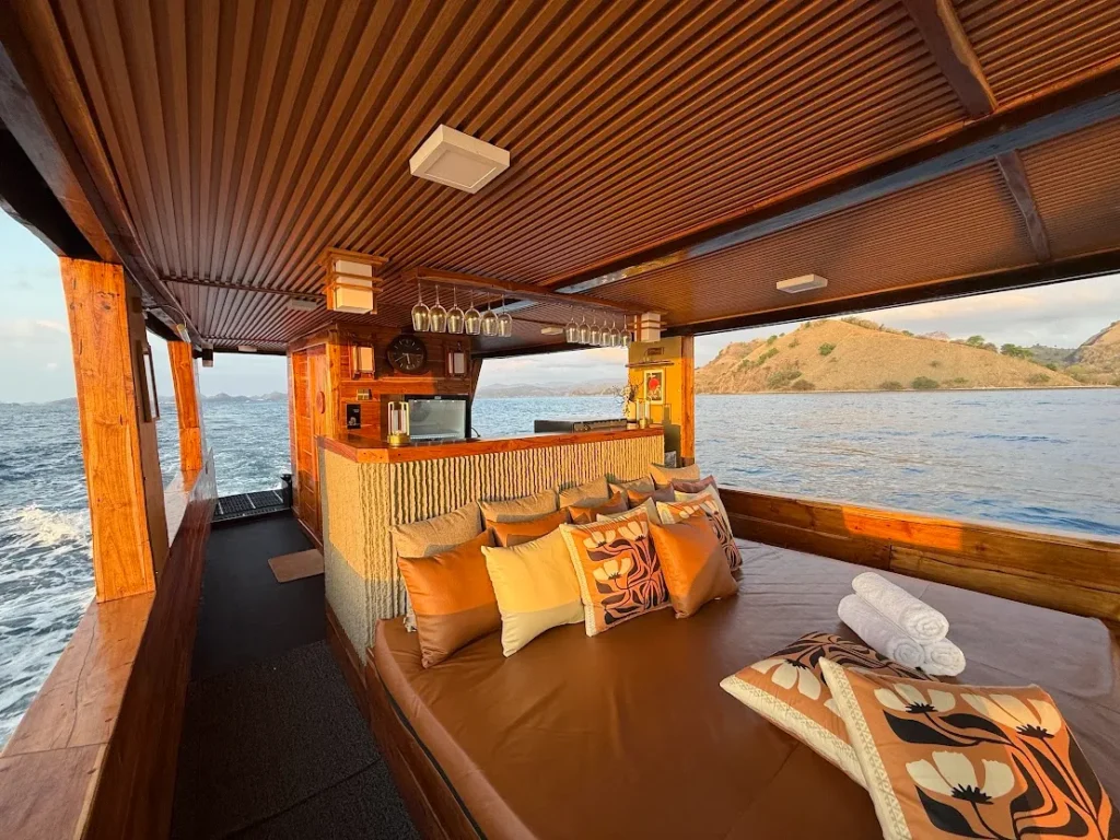 Kimochi Voyage II Boat Charter | Kimochi Voyage II - Chill Area | Komodo Luxury