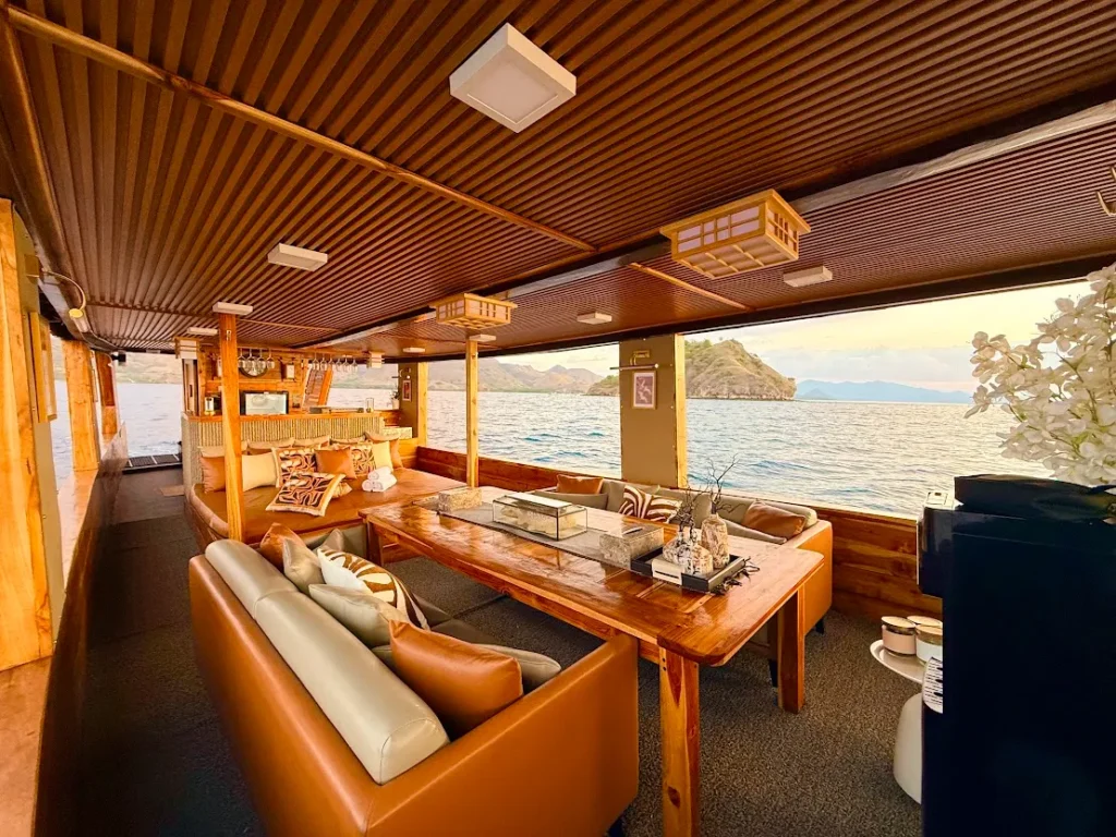 Kimochi Voyage II Boat Charter | Kimochi Voyage II - Dining Area | Komodo Luxury