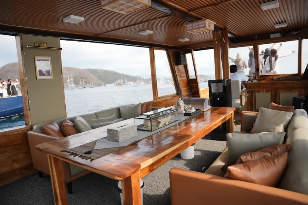 Kimochi Voyage II Boat Charter | Kimochi Voyage II - Dining Area | Komodo Luxury