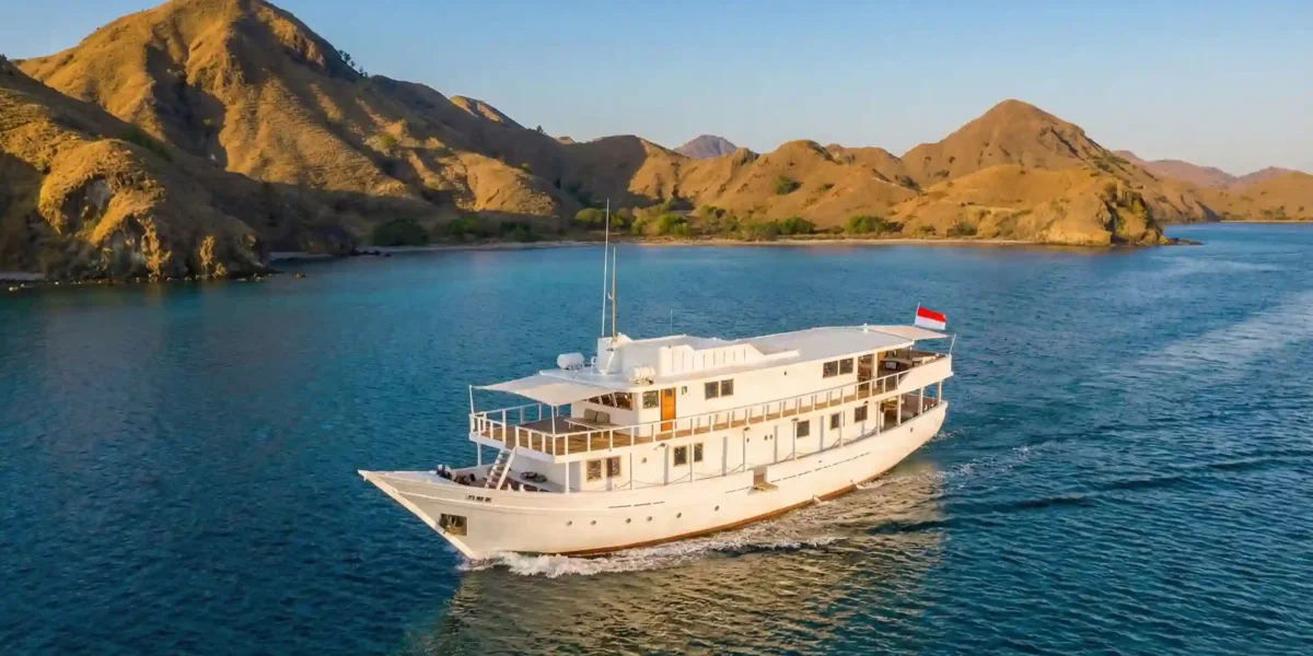 Best Luxury Yacht Charter Komodo for Exclusive Island Experiences