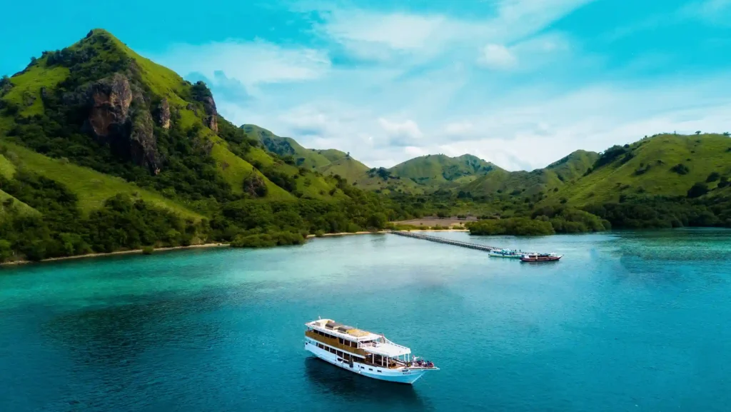 Manjarite Island Komodo | Labuan Bajo Yacht Rental | Komodo Luxury