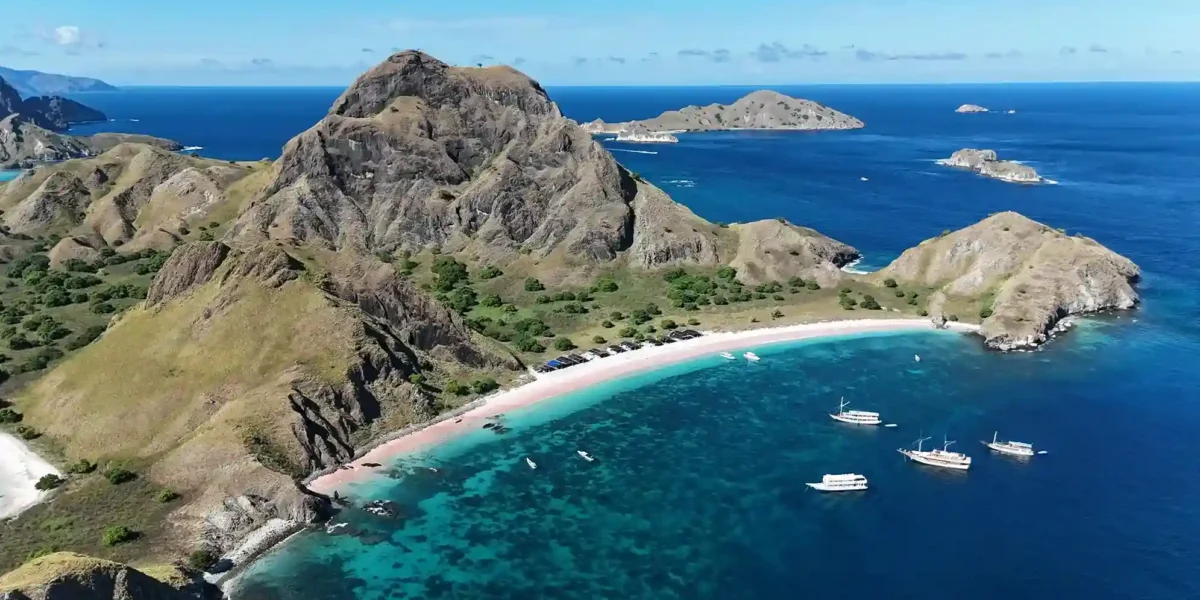 Sailing tour in Pink Beach Komodo National Park | Komodo Island Tour | Komodo Luxury