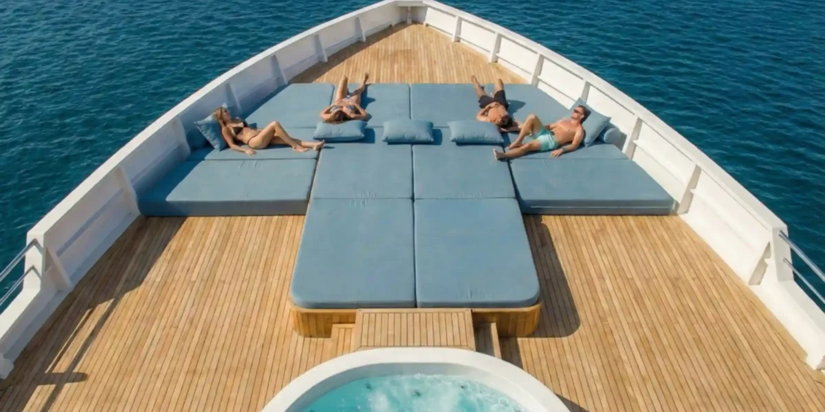 What Factors Affect the Price of a Luxury Yacht Charter in Komodo? Find Out Here!