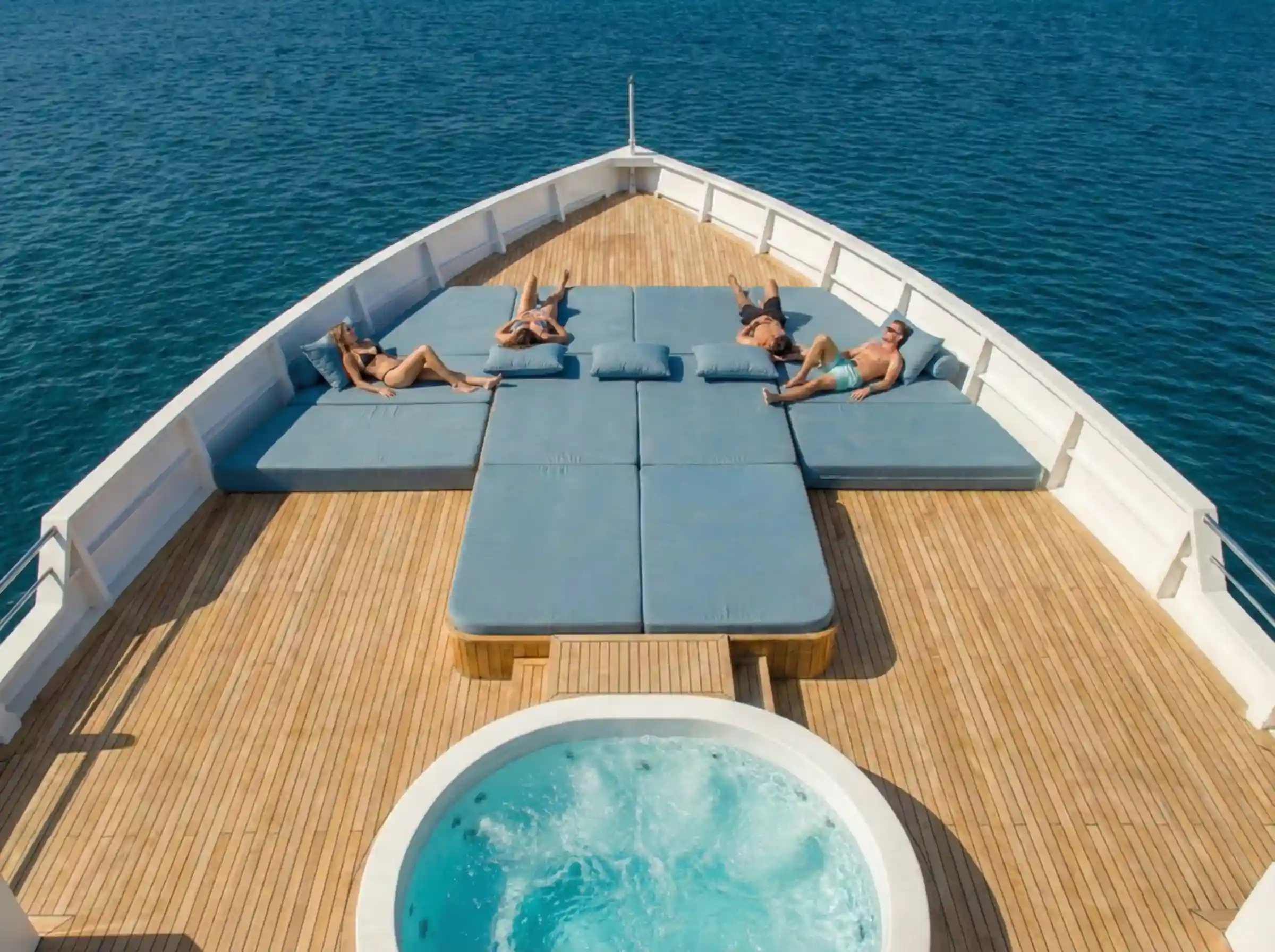 Signature Liveaboard | Komodo Luxury