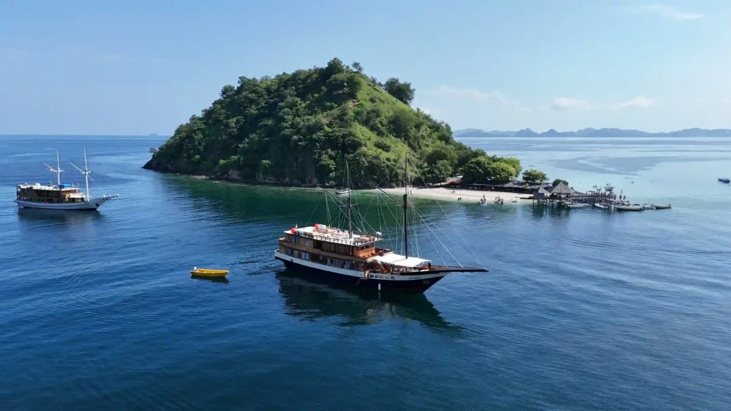 Komodo Sailing | Luxury Yacht Charter Komodo | Komodo Luxury