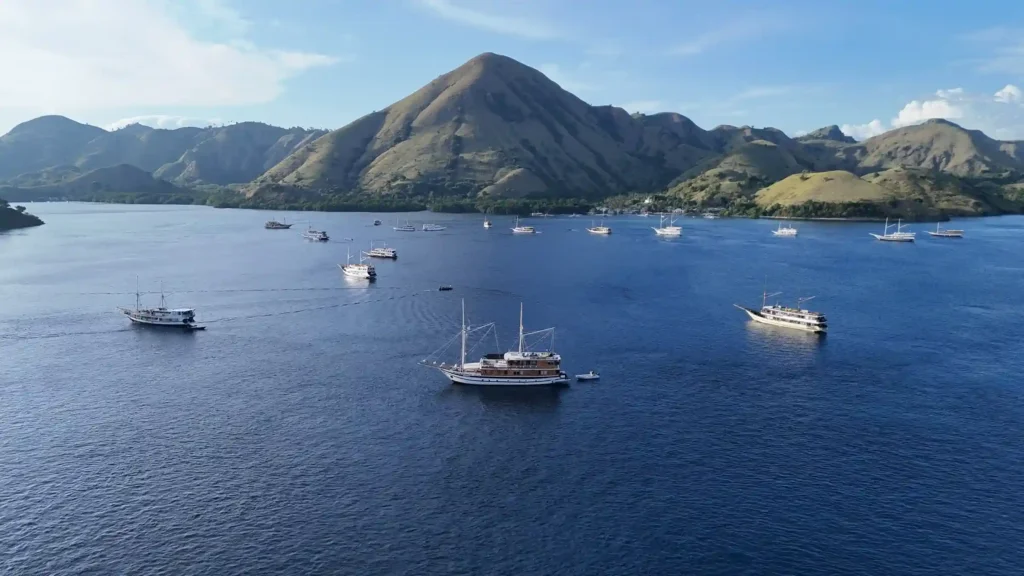 Sailing in Komodo Island | Luxury Yacht Charter Komodo | Komodo Luxury