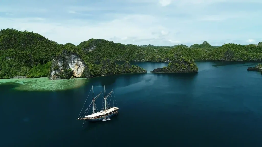 Sailing in Harfat Raja Ampat | Everything You Need to Know Before Booking a Luxury Yacht | Komodo Luxury