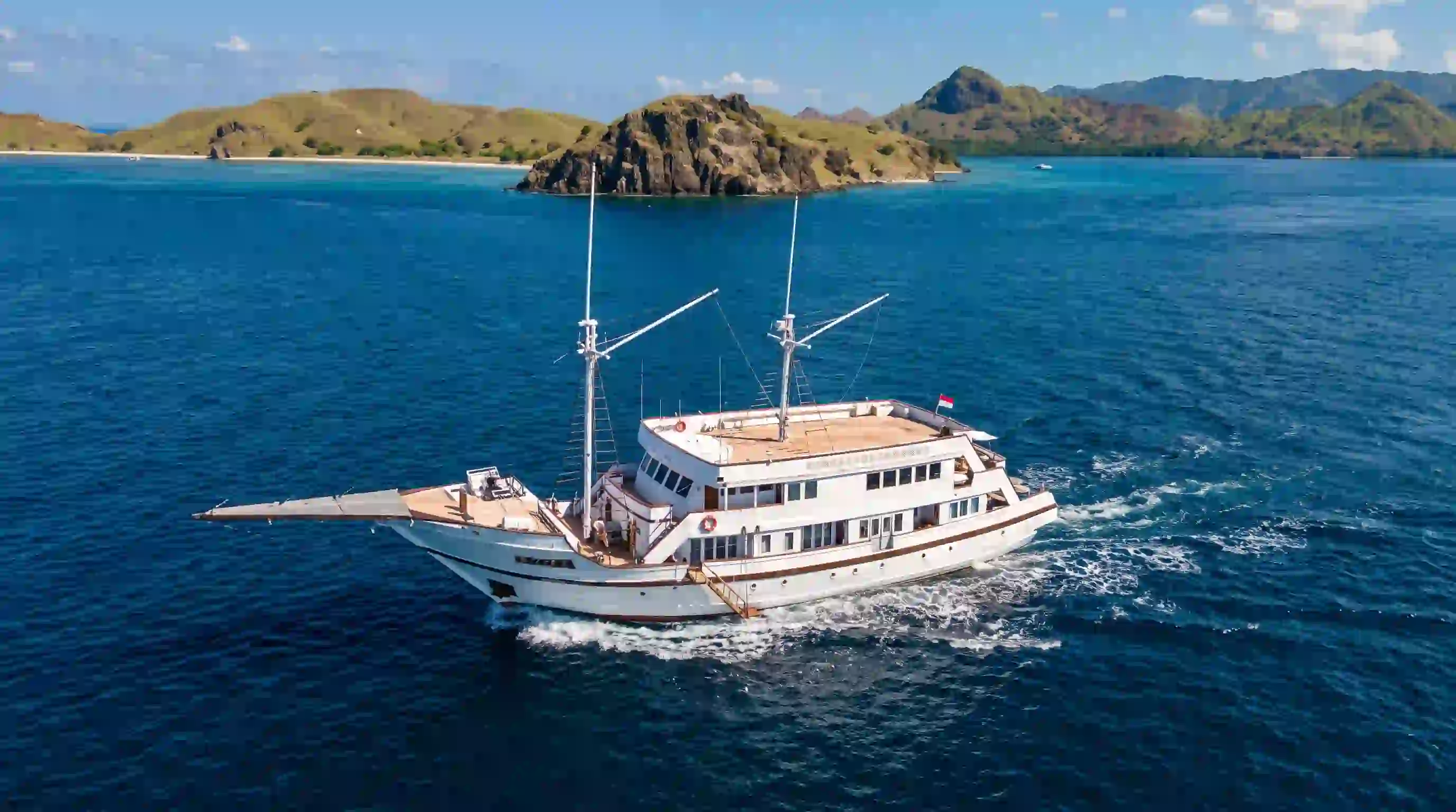 Lasha Phinisi Cruise