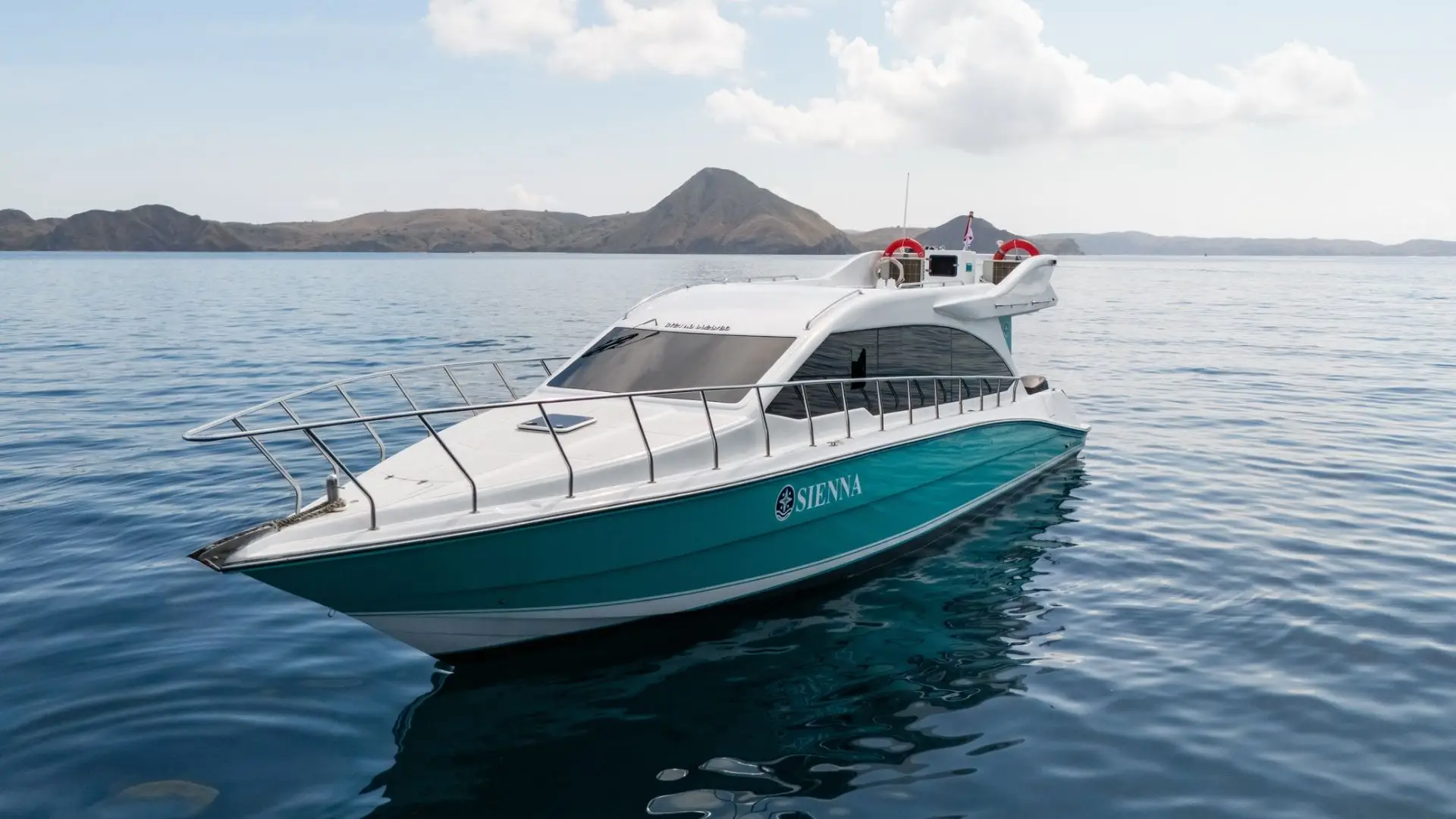 Sienna Speedboat Exterior | Komodo Luxury