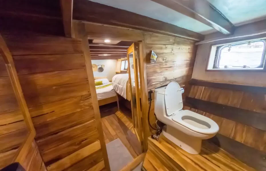 Yumana - Phinisi Superior Cabin Bathroom